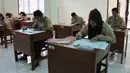 Sejumlah siswa mengikuti Ujian Nasional (UN) secara Paper Base Test (PBT) atau manual di SMAN Luar Biasa 01 Jakarta, Rabu (15/4/2015). 10 siswa mengikuti Ujian Nasional di hari ke 3 ini. (Liputan6.com/Helmi Afandi)