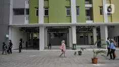 Aktivitas warga saat berada di Rusun Pasar Rumput, Manggarai, Jakarta, Senin (20/9/2021). Rusun Pasar Rumput siap menampung warga bantaran Ciliwung di Ibu Kota yang terdampak program normalisasi sungai sebagai penanganan banjir usai diresmikan Presiden Joko Widodo. (merdeka.com/Iqbal S. Nugroho)