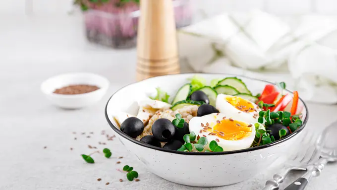 Resep Overnight Oats Gurih dengan Topping Telur dan Sayur