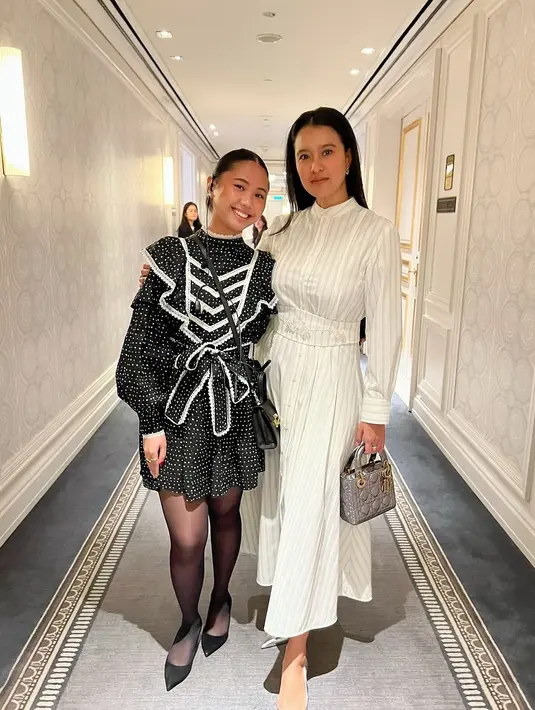 Marcella bikin penampilan simplenya terlihat menawan dengan tas dan heels berwarna silver. [@marcella.zalianty]