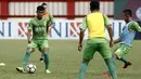 Pemain Bhayangkara FC, Sani Fauzi, mengontrol bola saat latihan di Stadion PTIK, Jakarta, Minggu (2/12). Latihan ini persiapan jelang laga Liga 1 melawan PSM Makassar. (Bola.com/Yoppy Renato)