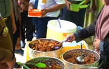 Aceh Besar Simulasi Makan Siang Gratis Bagi Pelajar SMP, Menunya Ayam Goreng hingga Sayur Sop