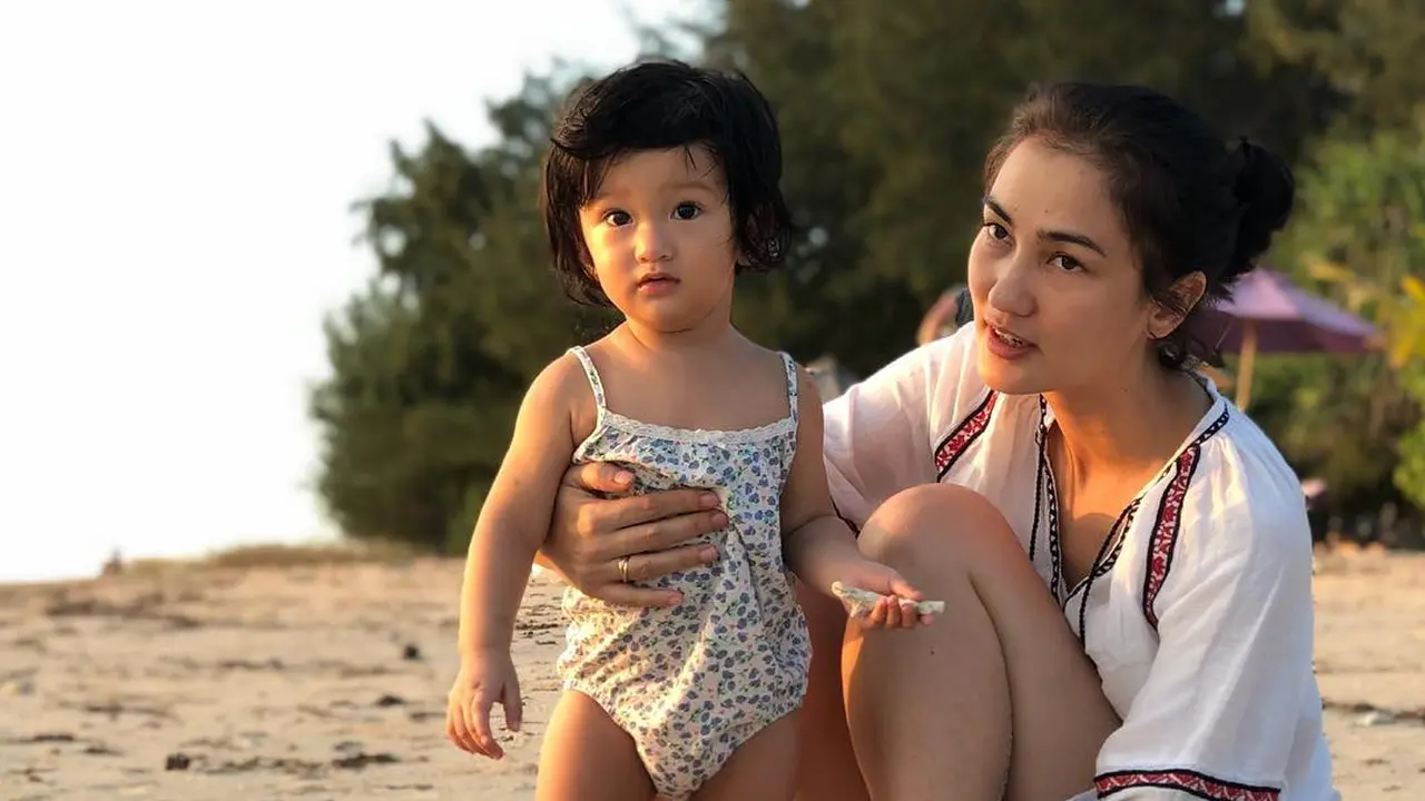 [Fimela] Atiqah Hasiholan