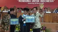 Direktur PT Sido Muncul Tbk Irwan Hidayat bersama Anne Avantie menerima penghargaan konservasi dari Universitas Negeri Semarang. (foto: Liputan6.com/edhie prayitno ige)