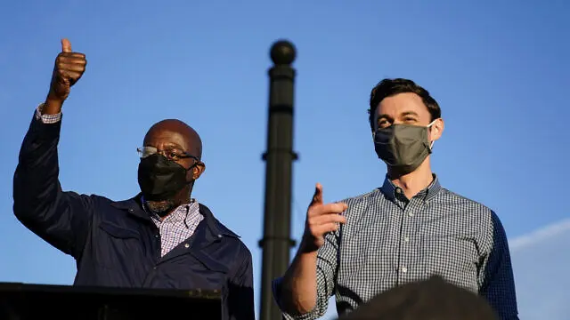 Kandidat Partai Demokrat dari Georgia untuk Senat AS, Raphael Warnock (kiri) dan Jon Ossoff (kanan). (Photo credit: AP/Brynn Anderson)