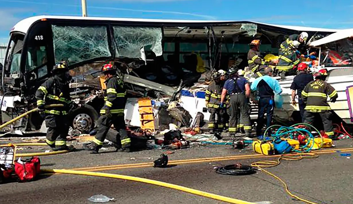 Petugas mengevakusi korban kecelakaan antara bus carter mahasiswa dengan kendaraan wisata amfibi di sebuah jembatan di Seattle, AS, Kamis (25/9). Kecelakaan itu menewaskan satu WNI bernama Privando Eduardus Putradanto. (REUTERS/Seattle Fire Department)