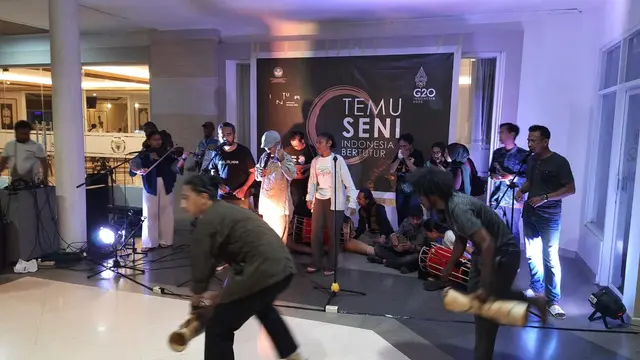 Musisi Muda Temu Seni Kunjungi Loka Budaya Museum Cenderawasih Saksikan Koleksi Benda Budaya Papua Bersama Antropolog dan Kepala Museum Enrico Kondologit