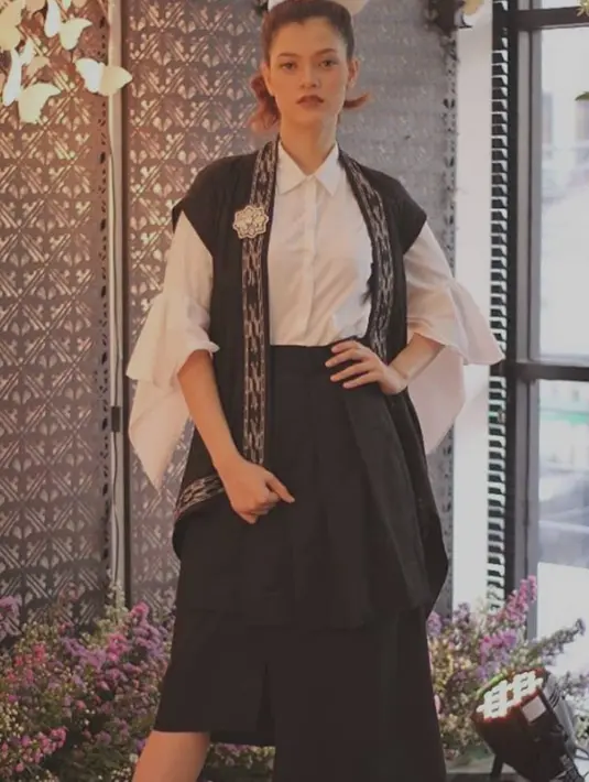 Selain warna hitam, warna-warna earth tone juga digunakan oleh MYMD. Yang cocok dipadukan dengan busana apapun dan bisa dikenakan untuk daily. [MYMD by Deden Siswanto]