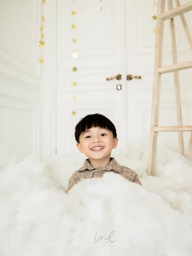 Potret Harmonis Keluarga Chelsea Olivia dan Glenn Alinskie di Post Card Natal, Tampil Kompak dengan Outfit Netral