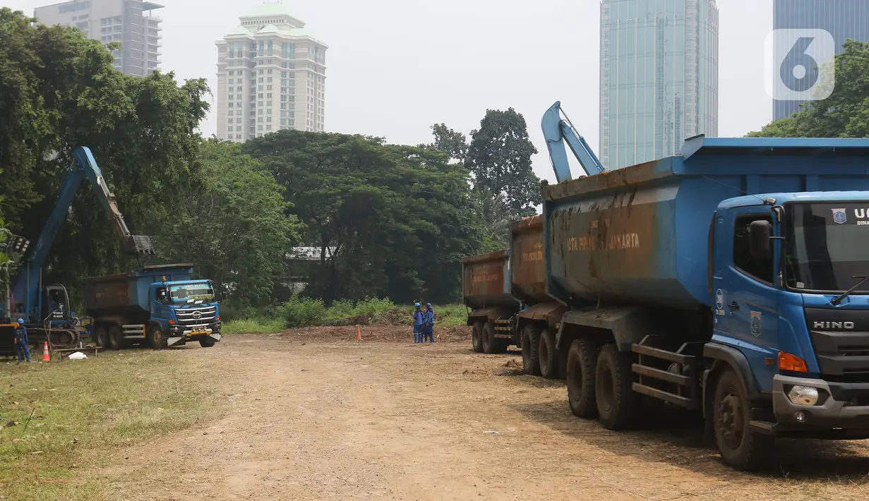 Truk milik Dinas Sumber Daya Air DKI Jakarta dikerahkan untuk pengerukan lumpur di Sungai Krukut, Karet Tengsin, Kamis (30/9/2021). Kegiatan bertajuk Grebeg Lumpur ini bertujuan mengantisipasi banjir saat musim hujan. (Liputan6.com/Herman Zakharia)