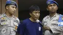 Tersangka perampokan Pulomas, Ridwan Sitorus alias Ius Pane memberikan keterangan saat rilis di Polda Metro Jaya, Jakarta, Kamis (5/1). Ius juga dihadapkan ke rekaman CCTV detik-detik perampokan dan pembunuhan. (Liputan6.com)