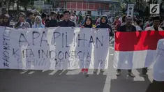 Massa yang tergabung dalam Presidium Mahasiswa Bela Rakyat (PMBR) menggelar aksi teatrikal di kawasan Bundaran HI, Jakarta, Minggu (14/4). Aksi tersebut mengajak agar masyarakat siapa pun pilihannya kita tetap Indonesia. (Liputan6.com/Faizal Fanani)