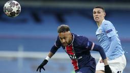Striker Paris Saint-Germain, Neymar (kiri) berebut bola dengan gelandang Manchester City, Phil Foden dalam laga leg kedua semifinal Liga Champions 2020/2021 di Etihad Stadium, Selasa (4/5/2021). PSG kalah 0-2 dari Manchester City. (AP/Dave Thompson)