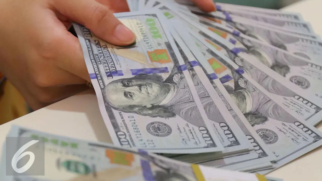 Sejak pagi hingga siang hari ini, rupiah berada di level terkuat 12.903 per dolar AS dan terlemah di 13.042 per dolar AS. 