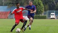 Denis Irwin (kanan) saat berebut bola dengan pemain Dream team A pada acara United Way Coaching Clinic You C 1000 di Stadion Soemantri Brojonegoro, Jakarta, Sabtu (7/5/2016). (Bola.com/Nicklas Hanoatubun)