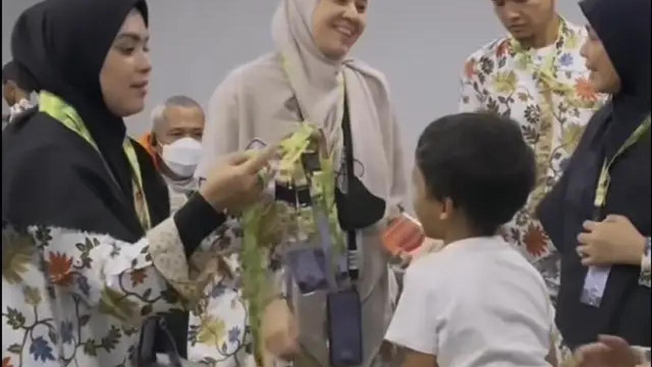 Tidak sendirian, pasangan ini juga terlihat dalam rombongan yang ditemani oleh Vebby Palwinta, keluarga Tommy Kurniawan, dan Chand Kelvin.