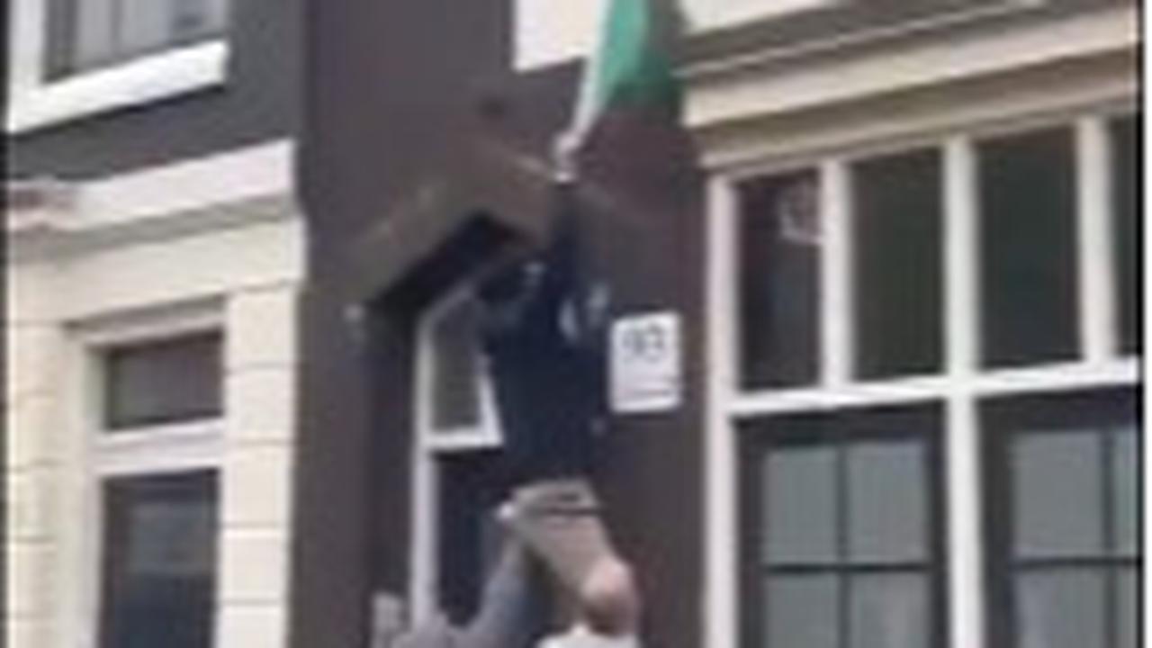 Suporter Ajax Amsterdam Hajar Fans Klub Israel Maccabi Tel Aviv Akibat Ejek Anak-anak Gaza dan Robek Bendera Palestina