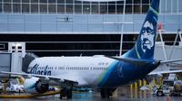 Pesawat Boeing 737 Max 9 yang dimiliki Alaska Airlines. (dok. STEPHEN BRASHEAR / GETTY IMAGES NORTH AMERICA / Getty Images via AFP)