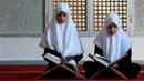 Dua orang murid belajar membaca kitab suci Alquran saat bulan suci Ramadan di sebuah sekolah di Benghazi, Libya, 5 Juli 2015. (REUTERS/Esam Al - Omran Fetori)