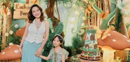 Shandy Aulia merayakan ulang tahun putrinya, Claire yang ke enam dengan pesta bertema hutan. Penampilannya jadi sorotan lantaran terlihat elegan meski busananya effortless [@shandyaulia]