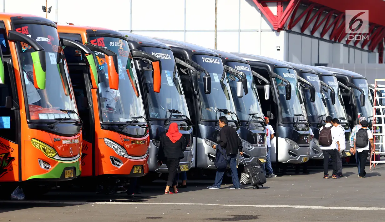 Deretan bus bersiap mengangkut Relawan Pro Jokowi (Projo) untuk berangkat ke Solo, di Kemayoran, Jakarta, Senin, (6/11). Sebanyak 30 bus di berangkatkan dari Jakarta menuju Solo. (Liputan6.com/JohanTallo)