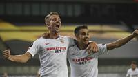 Penyerang Sevilla, Luuk de Jong (kiri) berlari bersama Sergio Reguilon (kanan) usai membobol gawang Manchester United pada semifinal Liga Europa, Senin (17/8/2020) dini hari WIB. Gol tersebut membawa Sevilla menang 2-1 atas Manchester United. (Ina Fassbe
