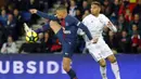 Striker Paris Saint-Germain, Kylian Mbappe, mengontrol bola saat melawan Strasbourg pada laga liga Prancis di Stadion Parc des Princes, Paris, Minggu (7/4). Kedua tim bermain imbang 2-2. (AP/Francois Mori)