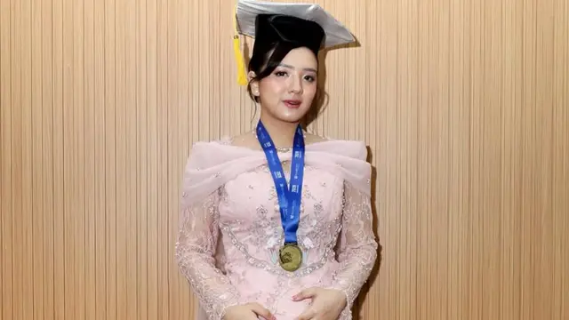 Lovely Rumangkang saat wisuda. [@realangelkaramoy]