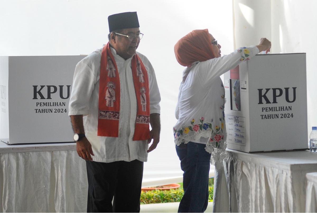 Rano Karno nyoblos di TPS 65 Lebak Bulus saat Pilkada Jakarta 2024