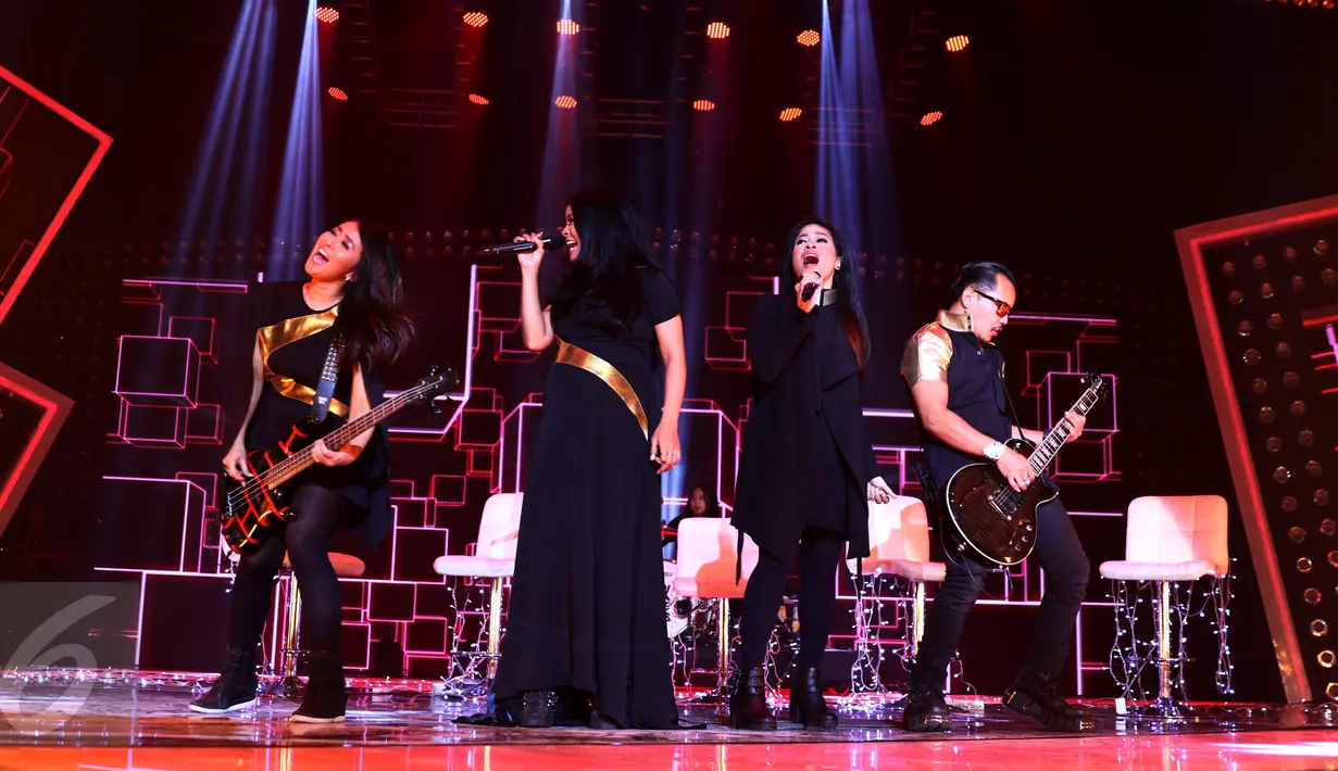 Tantri (kedua kiri) dan Kikan (kedua kanan) saat manggung bersama Kotak di acara 'The Farewell Medley' Infotainment Awards 2016, Jakarta, Jumat (22/1/2016). Menunggu masa cuti Tantri, Kotak akan berkolaborasi dengan Kikan. (Liputan6.com/Gempur M Surya)