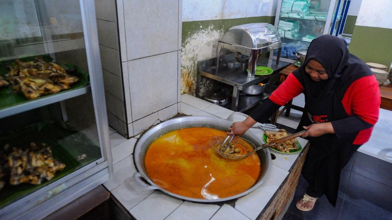 Dilihat dari wujudnya, nasi ayam lodho mungkin sedikit serupa dengan opor atau kari ayam karena sama-sama berjenis masakan bersantan. Akan tetapi, nasi ayam lodho punya kekuatan cita rasa tersendiri.