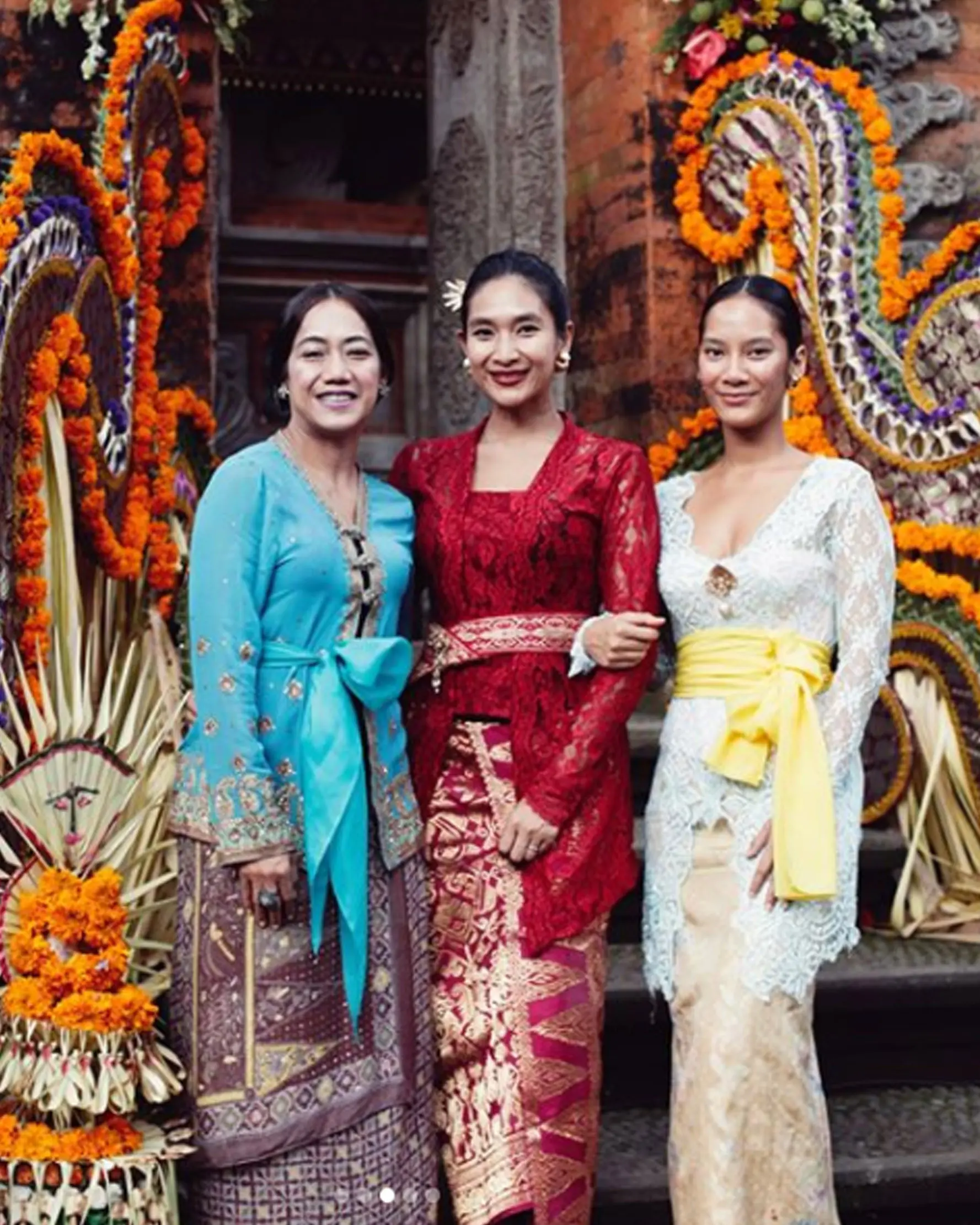 Happy Salman, Tara Basro dan Nia Dinata mengikuti acara adat Semeton di Ubud Bali. (Instagram)