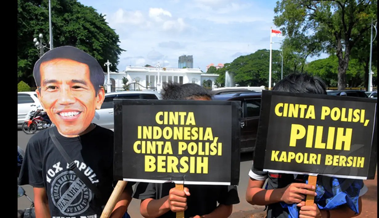Peserta melakukan aksi teatrikal sambil membawa tulisan menolak pencalona Budi Gunawan di depan Istana Negara, Jakarta, Rabu (21/1/2015). Aksi dilakukan untuk menolak pencalonan Komjen Budi Gunawan (BG) menjadi Kapolri. (Liputan6.com/Faisal R Sya