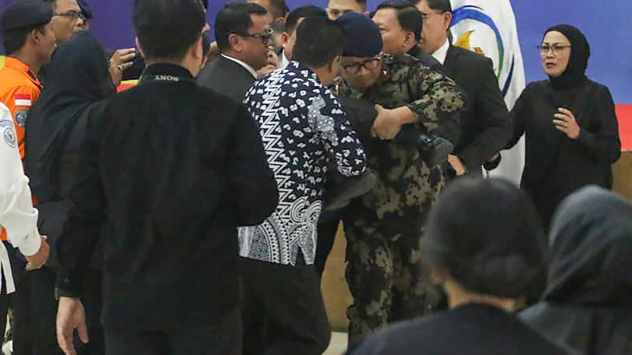 FOTO: Menteri KKP Pingsan saat Upacara Pelepasan Korban Kecelakaan ATR 42-500