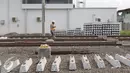 Pekerja melintasi rel di area proyek  pembangunan Stasiun Commuter Line Cikarang, Jawa Barat, Selasa (12/4). Proyek ini ditargetkan selesai dan bisa dioperasikan pada 2018. (Liputan6.com/Angga Yuniar)