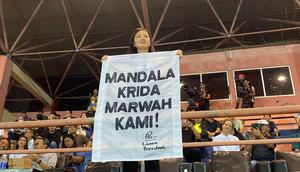 Direktur Utama PSIM, Liana Tasno, saat membawa spanduk bertuliskan 'Mandala Krida Marwah Kami'. Pesan simbolis itu jadi penegasan bahwa manajemen memahami kerinduan suporter untuk melihat Laskar Mataram kembali bermain di kandang sendiri. (Bola.com/Ana Dewi).