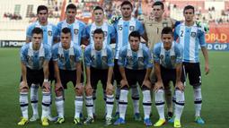 Timnas Argentina berfoto sebelum menghadapi Pantai Gading pada laga perempatfinal Piala Dunia U-17 2013 di Sahrjah Stadium, Uni Emirat Arab (2/11/2013). Termasuk edisi 2023 di Indonesia, Argentina tercatat 15 kali tampil di ajang Piala Dunia U-17 dari total 19 kali penyelenggaraan. Argentina absen pada 4 edisi, yaitu 1987 di Kanada, 1999 (Selandia Baru), 2005 (Peru), dan 2017 (India). (AFP/STR)