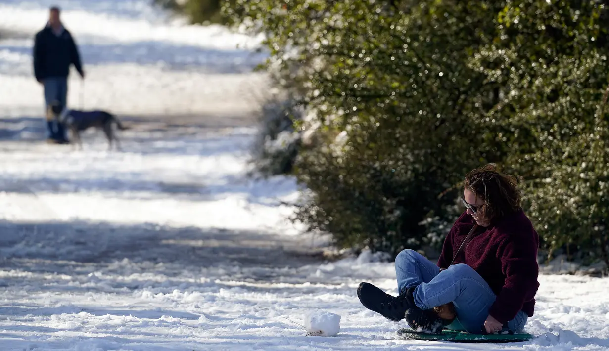 Seorang wanita meluncur di jalan yang tertutup salju di Mount Diablo State Park, Walnut Creek, California, Amerika Serikat, 27 Februari 2023. Di California, Layanan Cuaca Nasional mengatakan serangkaian sistem badai musim dingin akan terus bergerak ke negara bagian itu setelah warga beristirahat sejenak dari cuaca buruk. (AP Photo/Godofredo A. Vásquez)