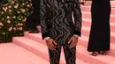 Pembalap Mercedes, Lewis Hamilton berpose saat tiba menghadiri Met Gala 2019 di Metropolitan Museum of Art di New York, AS (6/5/2019). (AFP Photo/Jamie McCarthy)
