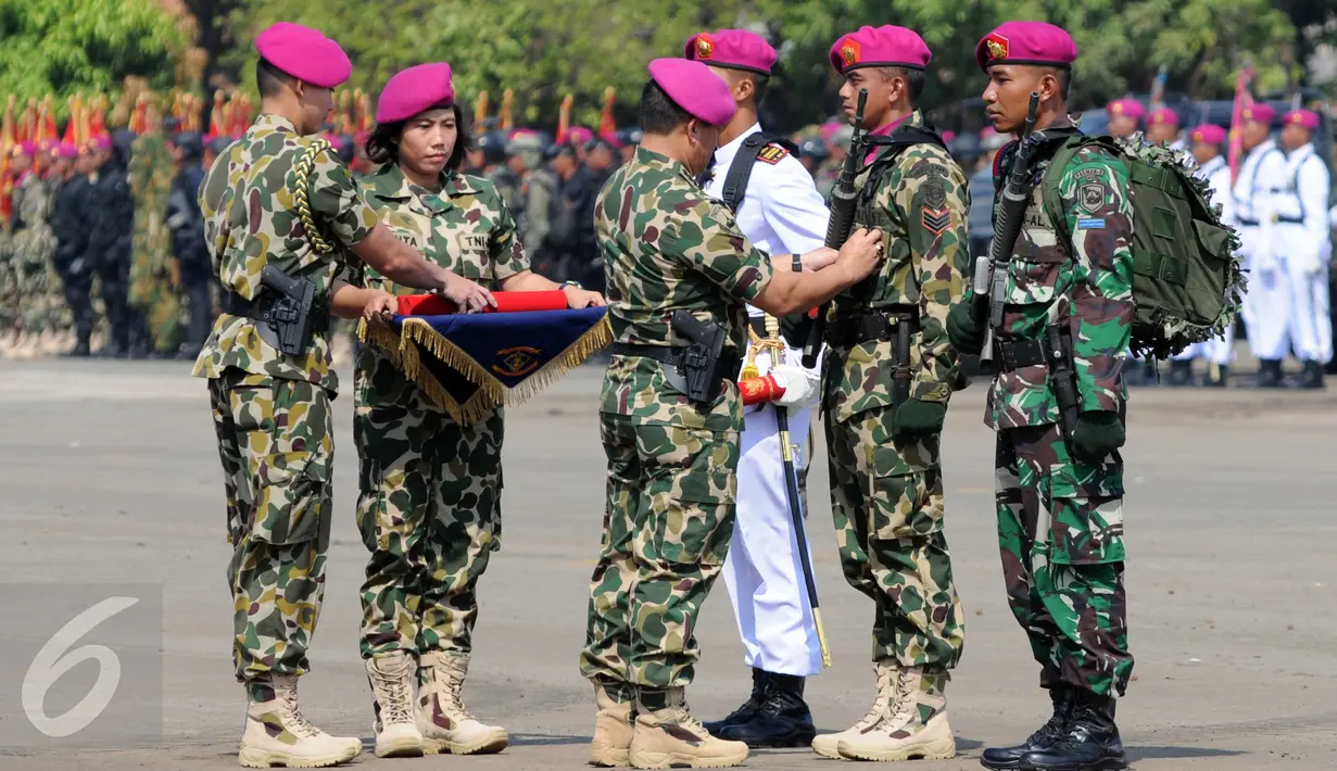 Kasal Laksamana TNI Ade Supandi memberikan piagam penghargaan kepada anggota TNI AL di Hari Korps Marinir TNI AL yang ke-70 di Markas Marinir Cilandak, Jakarta Selatan, (15/11/2015). (Liputan6.com/Helmi Afandi)