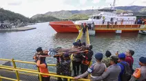 Tim SAR Gabungan Selamatkan Ratusan Penumpang KMP Putri Yasmin di Selat Lombok