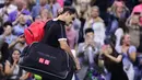 Petenis Roger Federer tertunduk saat berjalan keluar lapangan usai kalah dari Grigor Dimitrov pada perempat final turnamen tenis AS Terbuka 2019 di New York, Amerika Serikat, Selasa (3/9/2019). Dimitrov menang 3-6, 6-4, 6-3, 6-4, 6-2. (AP Photo/Charles Krupa)