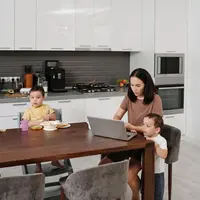 Di balik ibu yang selalu sigap, ada standar sosial yang membentuk peran pengasuhan hingga terasa tidak setara. [Dok/Pexels.com/Jep Gambardella].