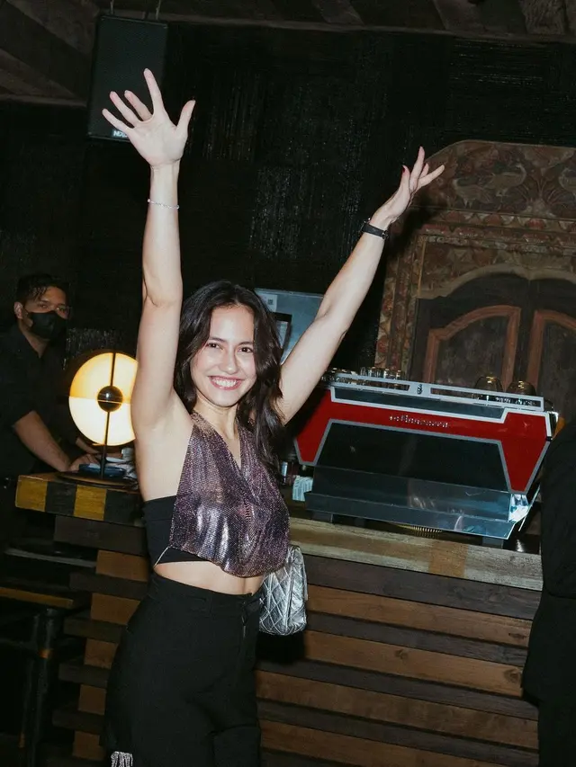 6 Potret Perayaan Ulang Tahun Pevita Pearce ke-30, Elegan Bernuansa Serba Hitam