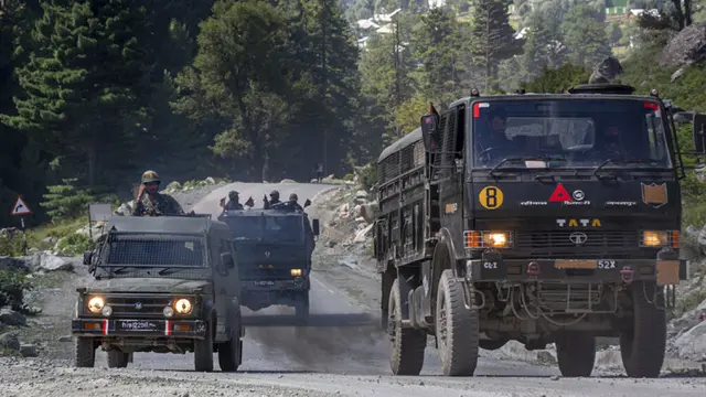 FOTO: Bersitegang dengan China, Konvoi Tentara India Bergerak ke Ladakh