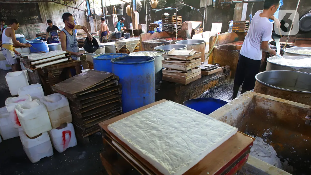 Perajin Tahu Kembali Berproduksi