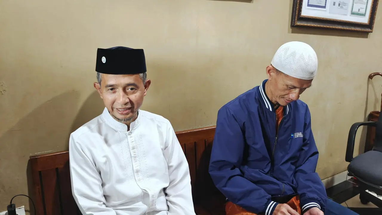 Pengasuh Ponpes Istana Yatim Riyadhul Jannah Depok, Ahmad Riyadh Muchtar (kiri) saat memberikan penjelasan terkait dugaan pencabulan di yayasannya. (Liputan6.com/Dicky Agung Prihanto).