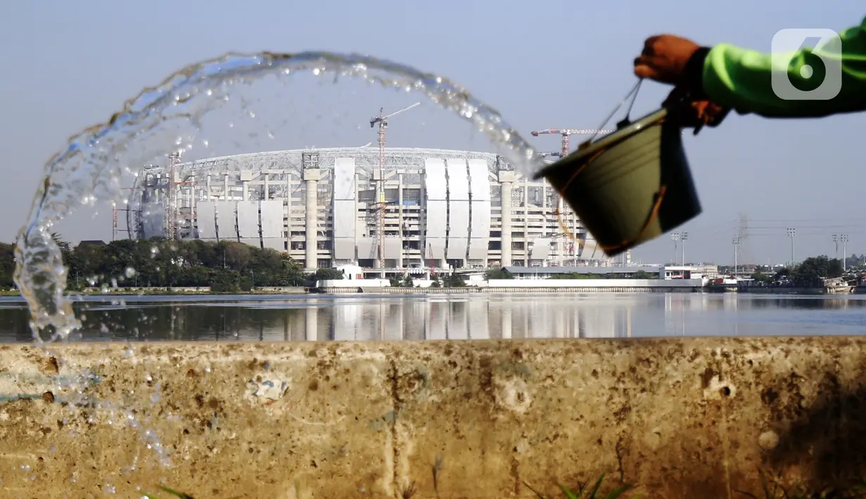 Suasana pembangunan Jakarta International Stadium (JIS) yang terlihat dari Waduk Cincin, Tanjung Priok, Jakarta, Senin (16/8/2021). Selain penyelenggaraan Formula E, Gubernur DKI Jakarta Anies Baswedan menargetkan JIS diresmikan akhir tahun ini. (Liputan6.com/Johan Tallo)