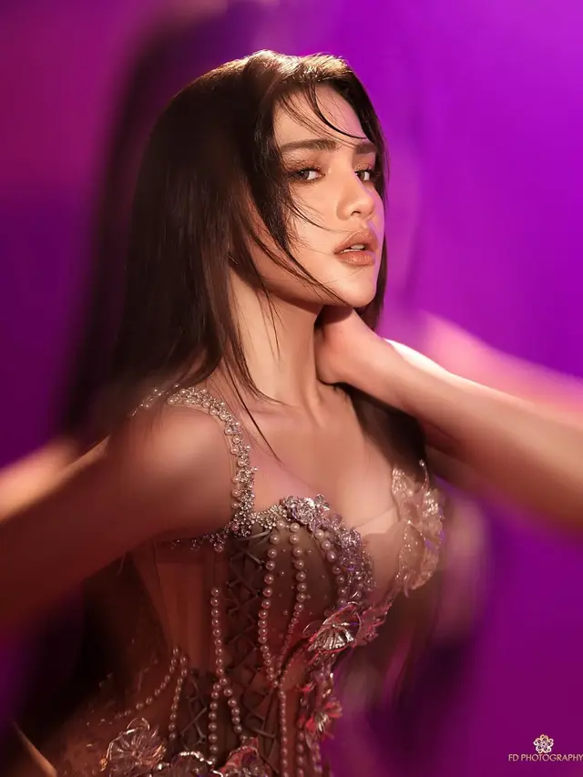 6 Pesona Paripurna Davina Karamoy Berbalut Gaun Full Mutiara, Tampil Glamor Bak Artis Hollywood