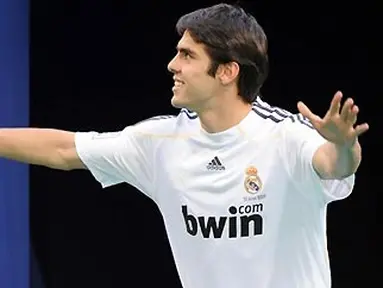 Pemain baru Real Madrid, Kaka membalas sambutan fans dalam presentasi resminya di Santiago Bernabeu, Madrid, 30 Juni 2009 . Ribuan fans Real Madrid menghadiri presentasi pemain yang dibeli 65 juta euro dari AC Milan. AFP PHOTO/JAVIER SORIANO
